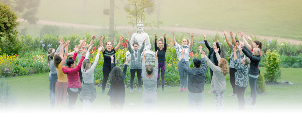 Pessoas orando em retiro espiritual na cidade de campo alegre na pousada shanti gaia no retiro Ilumina