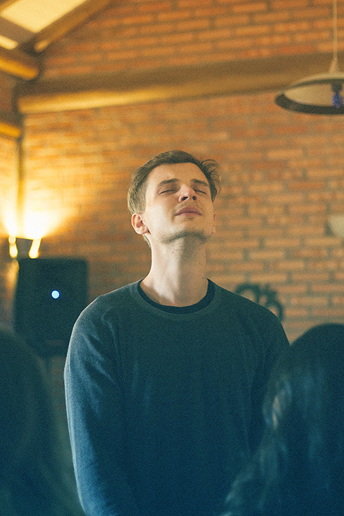 Homem se sentindo abençoado em retiro espiritual em santa catarina na pousada Shanti Gaia