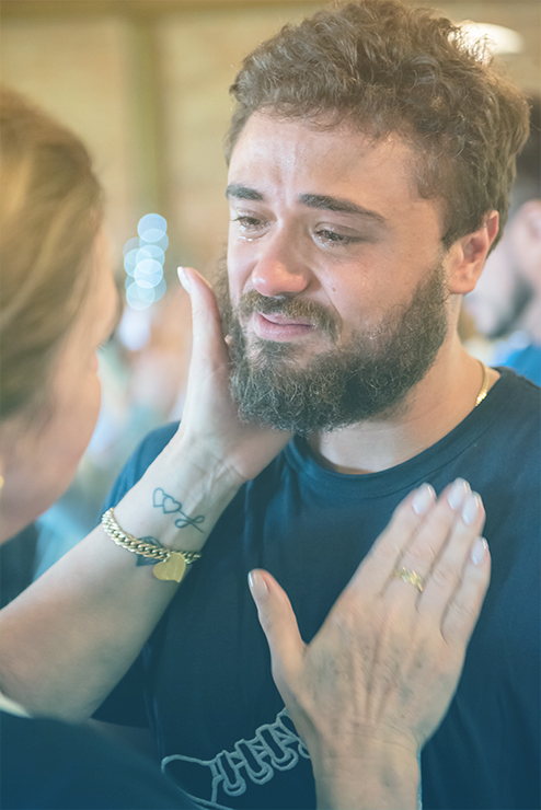 Homem chorando emocionado por se sentir amado e acolhido