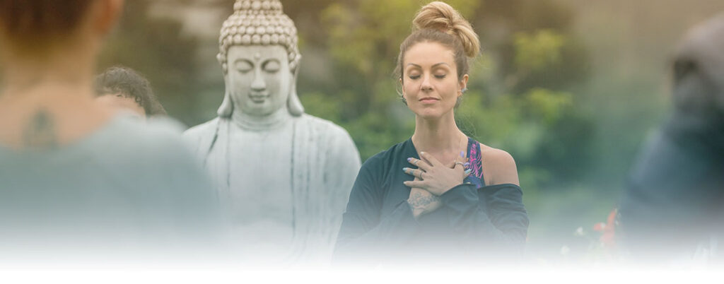 Mulher se sentindo em paz no retiro espiritual Ilumina na pousada Shanti Gaia em Campo Alegre - Santa Catarina