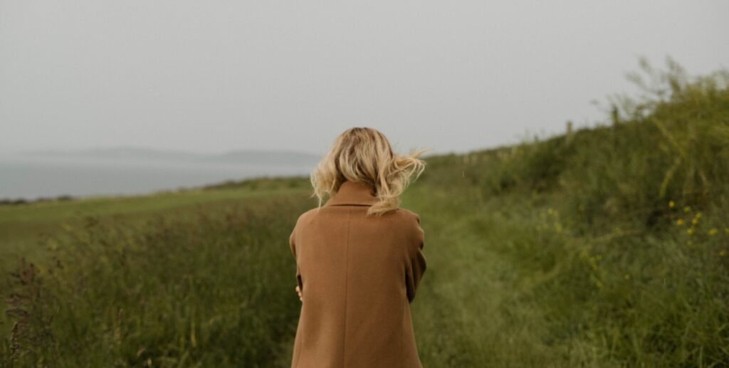 pessoa atravessando a noite escura da alma